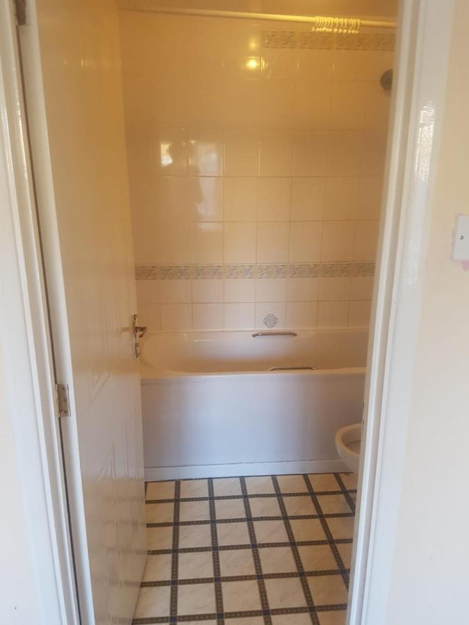 Ensuite Room Near Canal Southall Esterno foto
